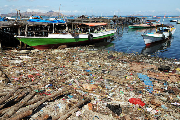 Green Project Attempts To Tackle Jakarta's Huge Mountains of Waste