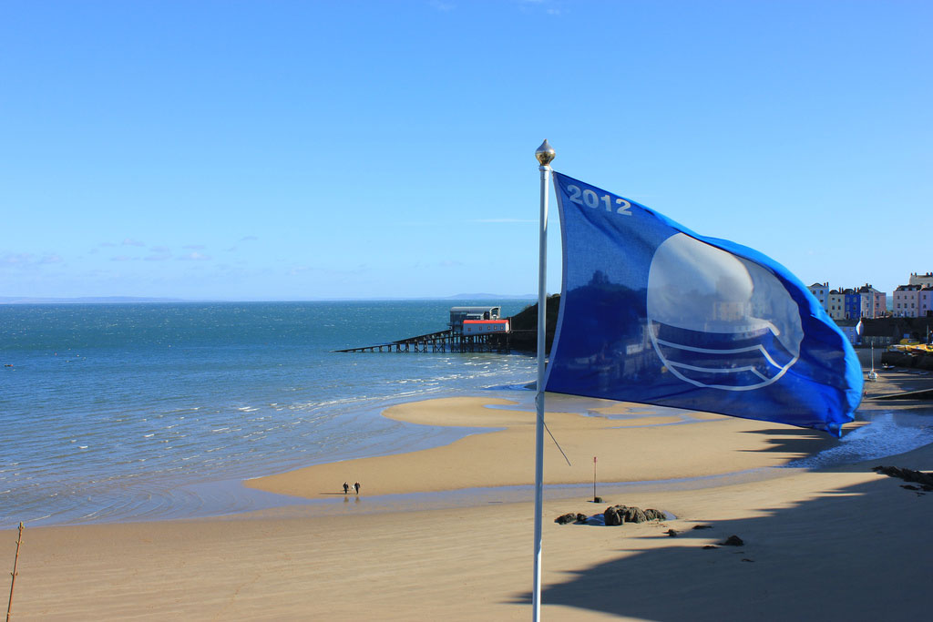 Blue Flag or Red Herring: Do beach awards encourage the public to visit beaches?