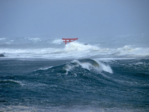 japan-wave-red-gate
