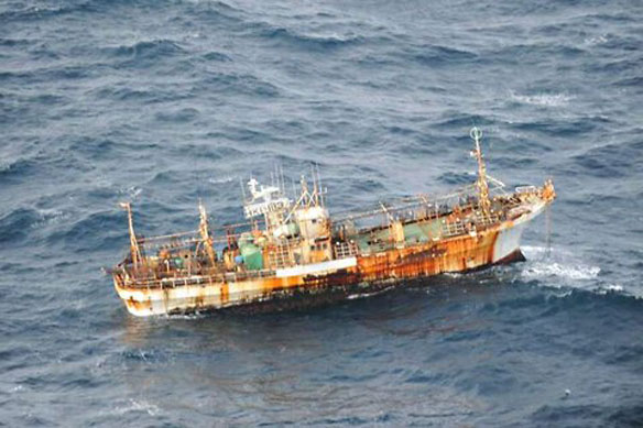 marine-debris-fiching-boat