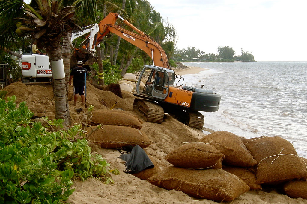 Engineers hope high-tech sandbags will keep the beach in Waikiki from disappearing