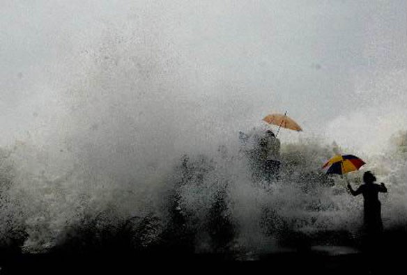 wave-storm-umbrellas