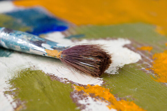 Artist paint brush and palette (by Marco Verch CC BY 2.0 via Flickr).