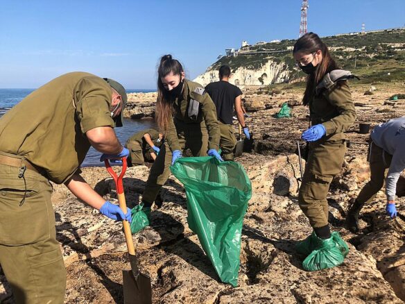 Isreal Defense Force soldiers help clean up the 2021 Israel oil spill, February 2021 (courtesy of IDF Spokesperson's Unit CC BY-SA 3.0 via Wikimedia Israel).