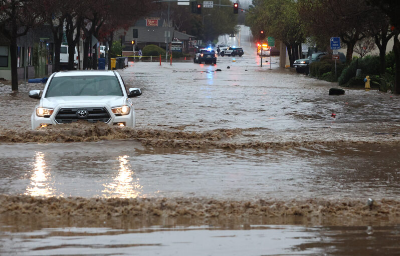 Storm drenches Santa Cruz County creating flooding, slides, slip outs, downed trees and wire © Shmuel Thaler - Santa Cruz Sentinel