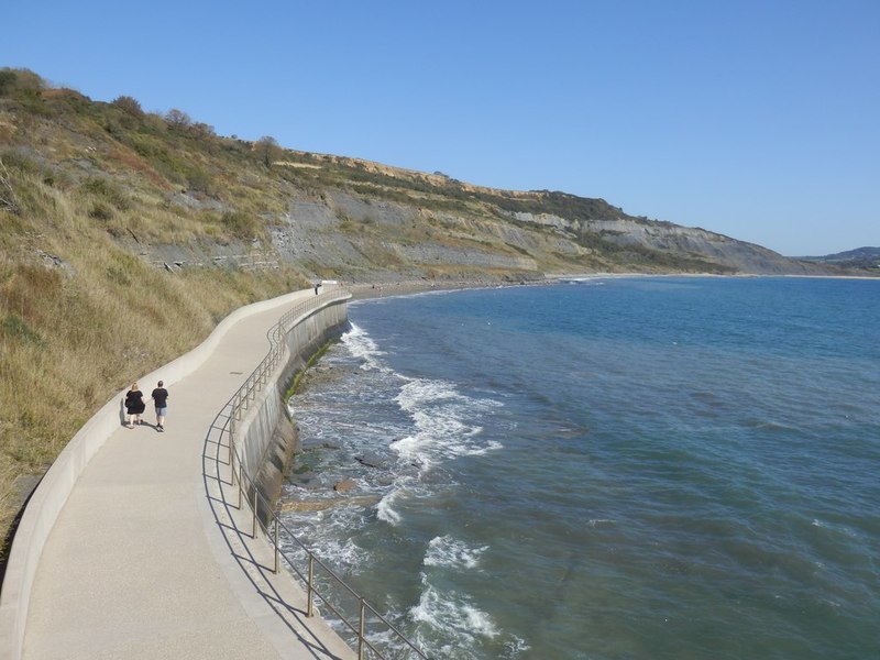 Lyme Regis seafront looking towards landslips and former landfill, 2019 (by Darren Haddock CC BY-SA 2.0 via geograph.org.uk).