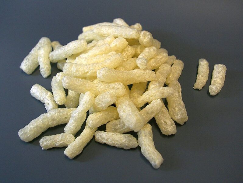 Packaging peanuts made from thermoplastic starch (by Christian Gahle, nova-Institut GmbH, CC BY-SA 3.0, via Wikimedia).
