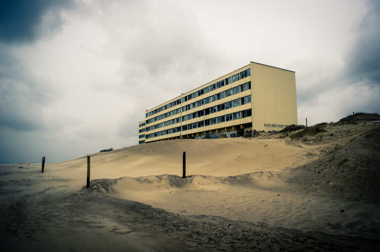 Le signal - Soulac: Slow death of the building invaded by the dune (by jacme31 CC BY-SA 2.0 via Flickr).
