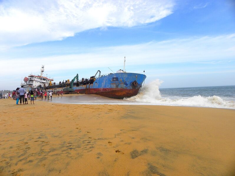The dredger ship "Hansitha" on the Mundakkal coast near Kollam, India (by Arunvrparavur CC BY-SA 4.0 via Wikimedia).