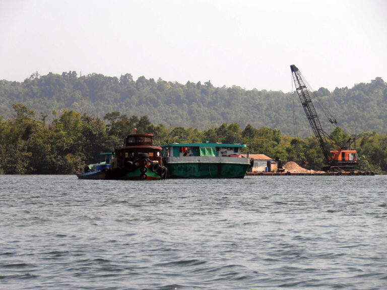 Unauthorized sand mining at the Tatai River in the Koh Kong Conservation Corridor, Cambodia 2012 (by Wikirictor, CC BY-SA 4.0, via Wikimedia).