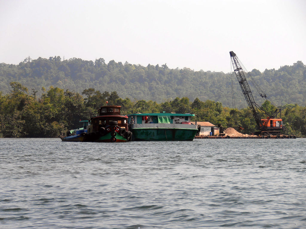 Unauthorized sand mining at the Tatai River in the Koh Kong Conservation Corridor, Cambodia 2012 (by Wikirictor, CC BY-SA 4.0, via Wikimedia).