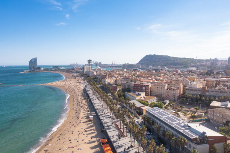Barcelona's Promenade and Somorrostro Beach with the hotel W Barcelona in the background (by Falco Ermert CC BY 2.0 via Flickr).