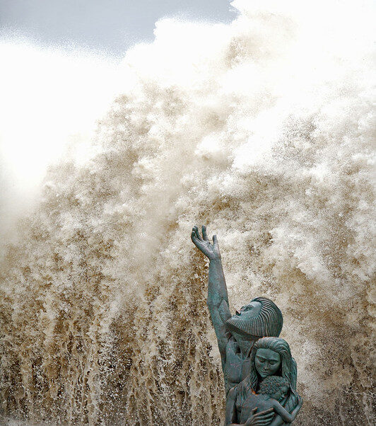 Huge waves crashing into the seawall behind the 1900 Storm Memorial Statue during Hurricane Ike in Galveston Texas (courtesy Texas Sea Grant CC BY 2.0 via Flickr).