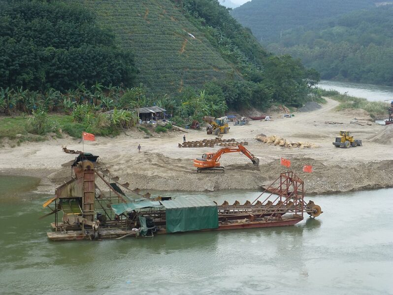 Sand mining operation on the Red River, near Danan Village in Yunnan Province, China (by Vmenkov, CC BY-SA 3.0 via Wikimedia).