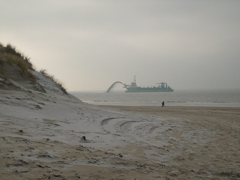Sand dredging on the Dutch coast, 2011 (by inyucho, CC BY 2.0 via Wikimedia).
