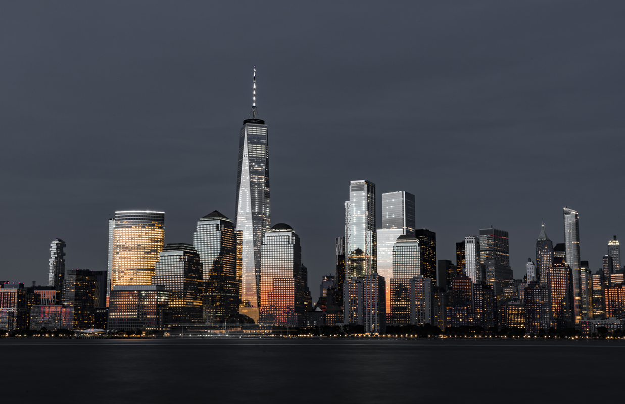 Night view of the New York City skyline looking north (Image by wirestock on Freepik).