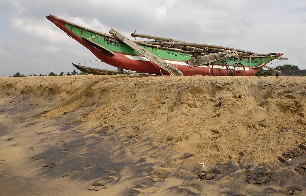 Fishing boat on the beach in Sri Lanka (by Goran tek-en, CC BY-SA 4.0 via Wikimedia).