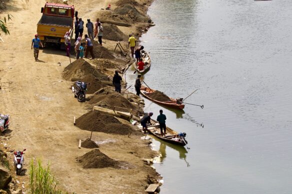 Sand mining, Mizoram, India (by Karen Conniff CC BY-NC 2.0 courtesy of Water Alternatives Photos via Flickr).
