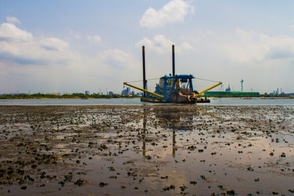 A sand dredger actively working close to an oyster’s nest in Nigeria, 2019 (by Ei'eke CC BY-SA 4.0 via Wikimedia).