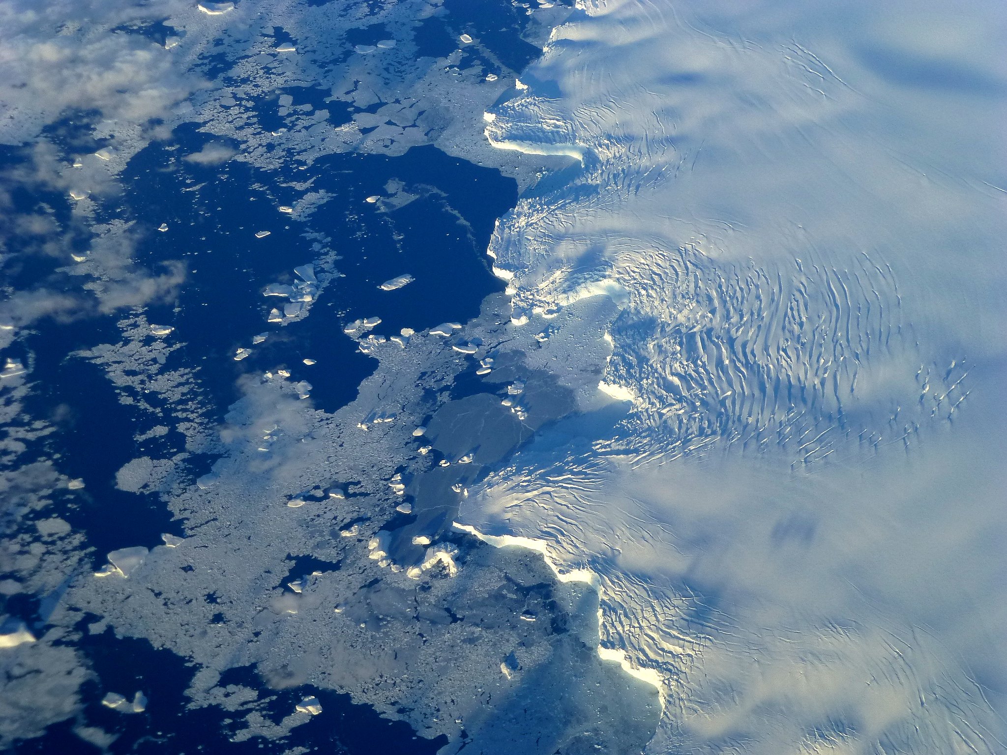 Edge of an ice shelf in Adelaide Island, off the Antarctic Peninsula (by Maria-Jose Vinas courtesy of NASA Goddard Space Flight Center CC BY 2.0 DEED via Flickr).