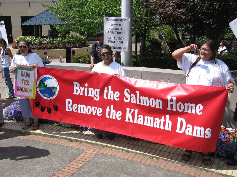 Klamath tribes dam removal demonstration, August 6, 2006 (by Patrick McCully CC BY 2.0 DEED via Flickr).