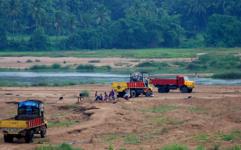 Trucks looting sand from Bharathapuzha, Palakkad, India (by Arayilpdas, CC BY-SA 3.0 via Wikimedia).