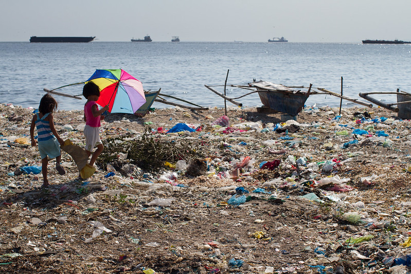 Coastal Trash, Baseco, Manila (by Adam Cohn CC BY-NC-ND 2.0 DEED via Flickr).