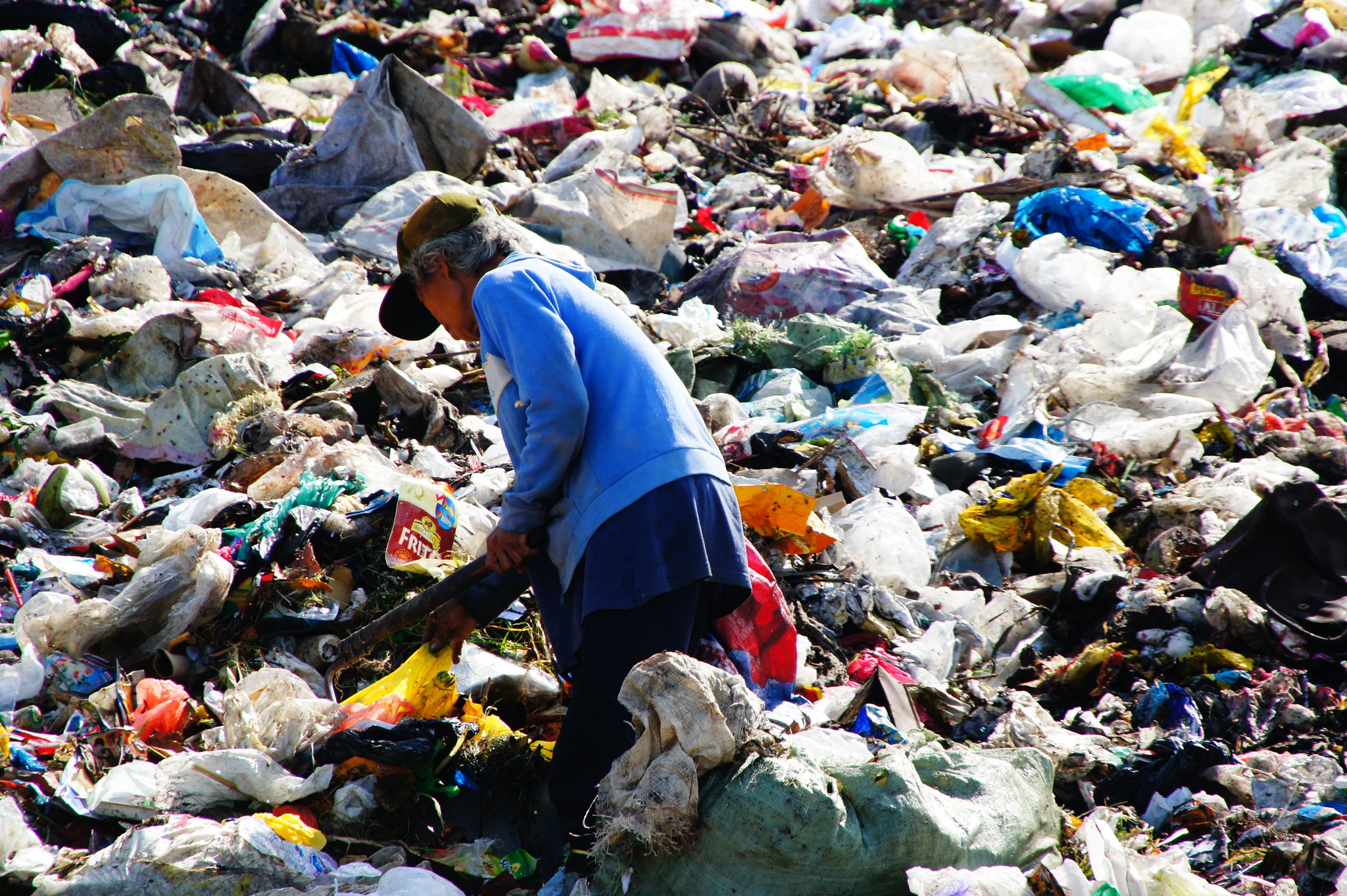 Philippines - Bacolod open dump site (courtesy of Global Environment Facility CC BY-NC-SA 2.0 via Flicker).