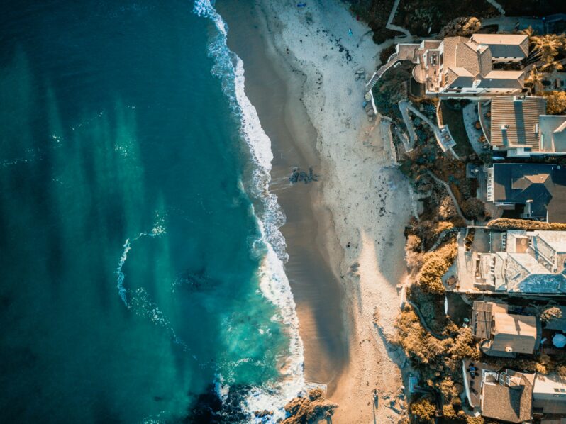 Drone image of coast homes, Laguna Beach, United States (by Derek Liang via Unsplash).