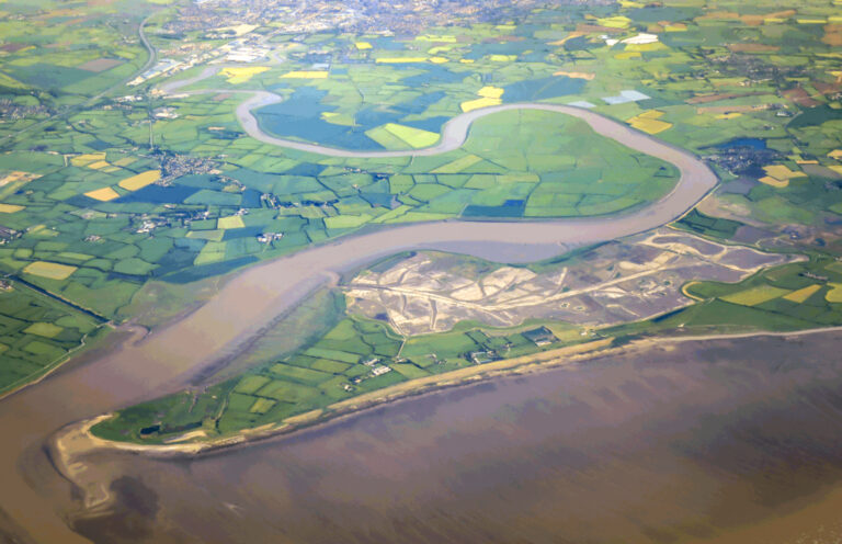 Aerial view of the Steart peninsula and the mouth of the river Parrett, 2016 (by Adam Cli, CC BY-SA 4.0 Wikimedia).