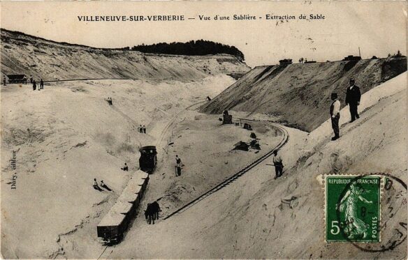 Sand extraction in Villeneuve-sur-Verberie, France, c 1910 (Dury, editor, Public domain, via Wikimedia).