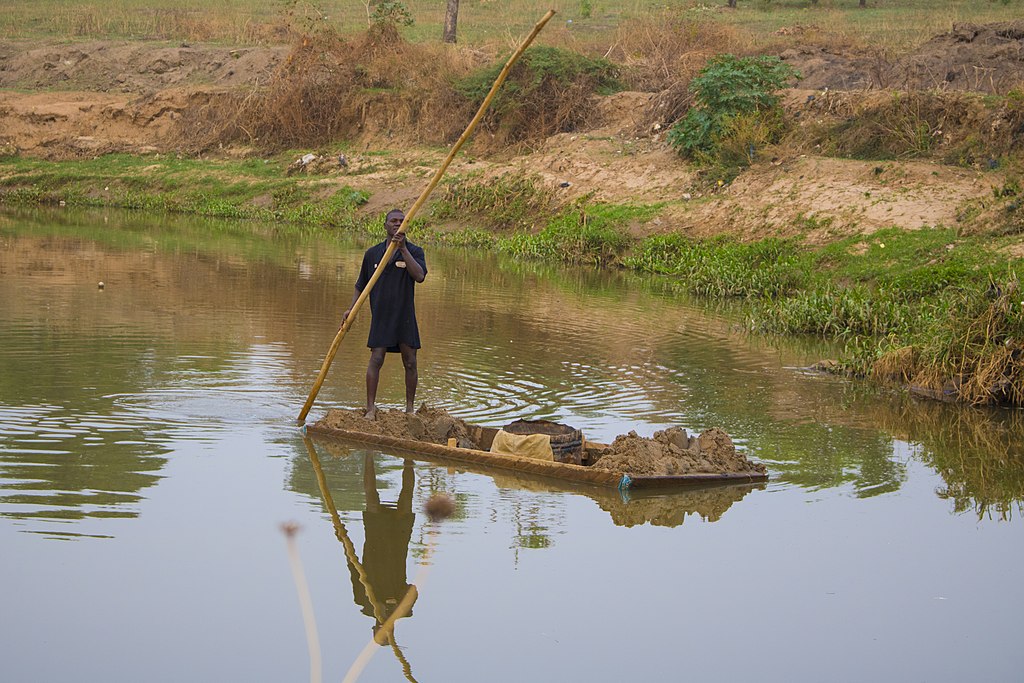 Collecting sand from river bottom, Nigeria (by Fatih Bilen, CC BY-SA 4.0 via Wikimedia).