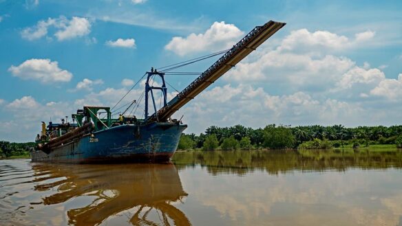 Sand Dredge (by zol m CC BY-NC-ND 2.0 via Flickr).