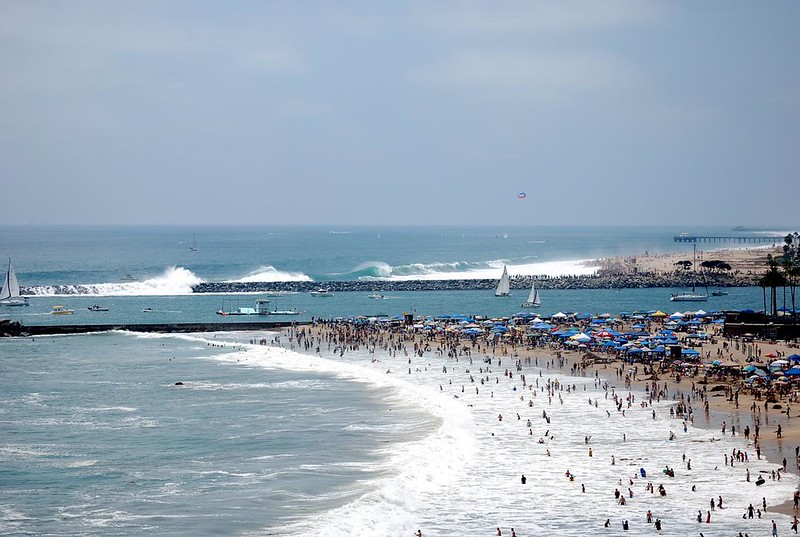 Big waves at the Wedge, Newport Beach, CA on Saturday, July 25, 2009 (by Mark Roland CC BY-ND 2.0 via Flickr).