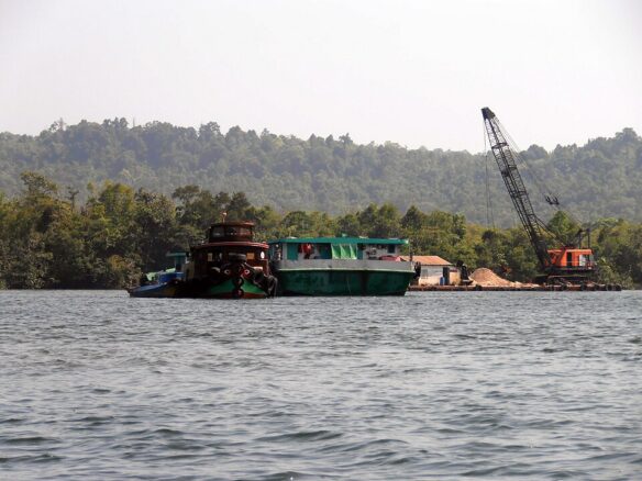 Unauthorized sand mining at the Tatai River in the Koh Kong Conservation Corridor,Cambodia 2012 (by Wikirictor CC BY-SA 4.0 via Wikimedia).