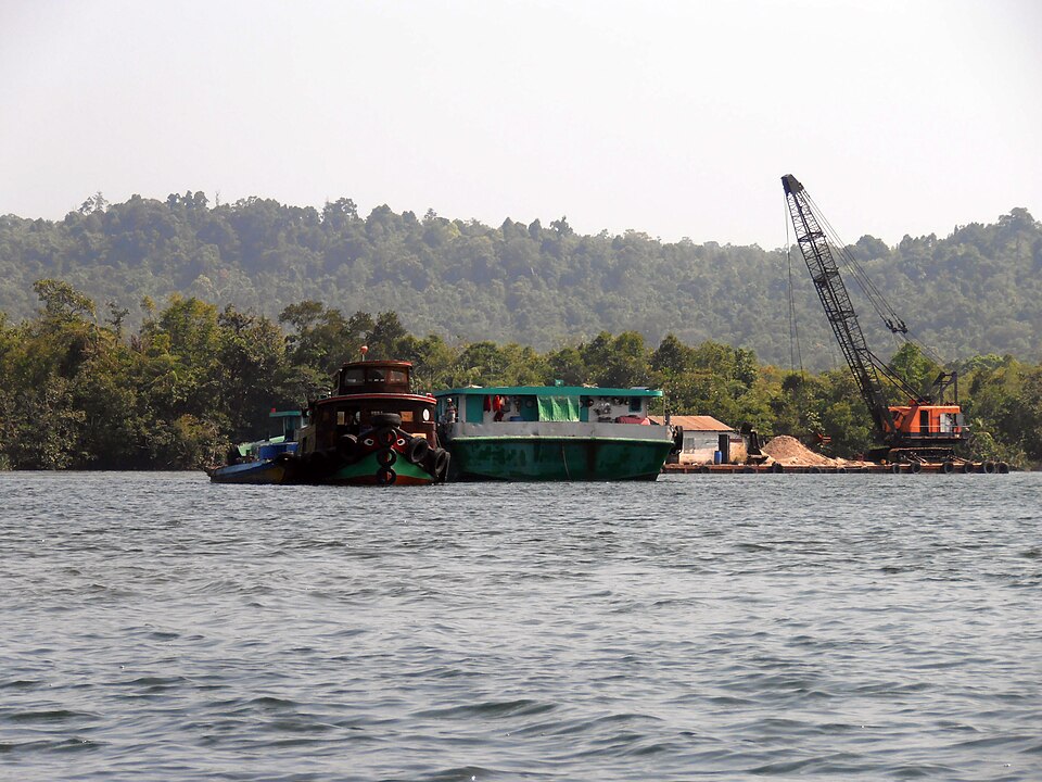 Unauthorized sand mining at the Tatai River in the Koh Kong Conservation Corridor,Cambodia 2012 (by Wikirictor CC BY-SA 4.0 via Wikimedia).